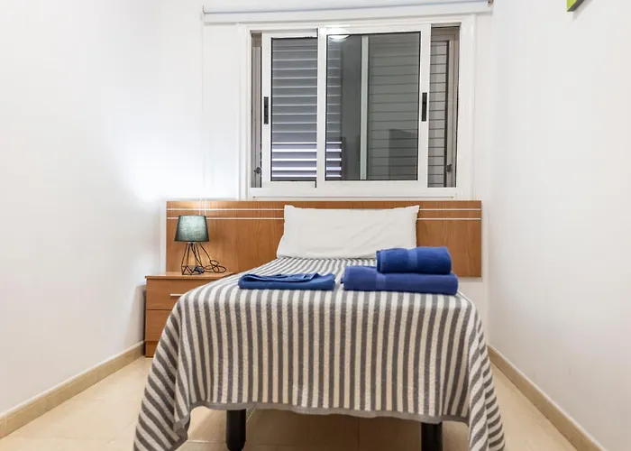 Yesenia Vv Airport アパート